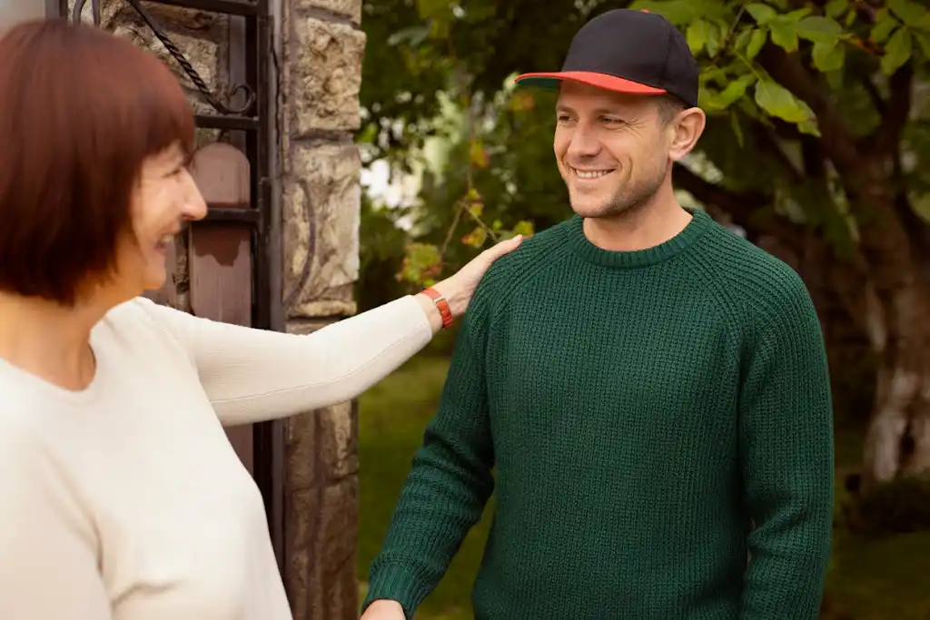 Pán třese rukou ženě.